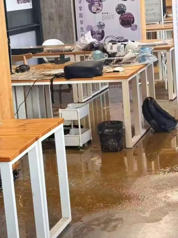 毅鸣天汇 女生教室正做作业，头顶管道破裂污水淋头；中国美院良渚校区：眼镜堵塞管道致泄漏，女生已得到安抚